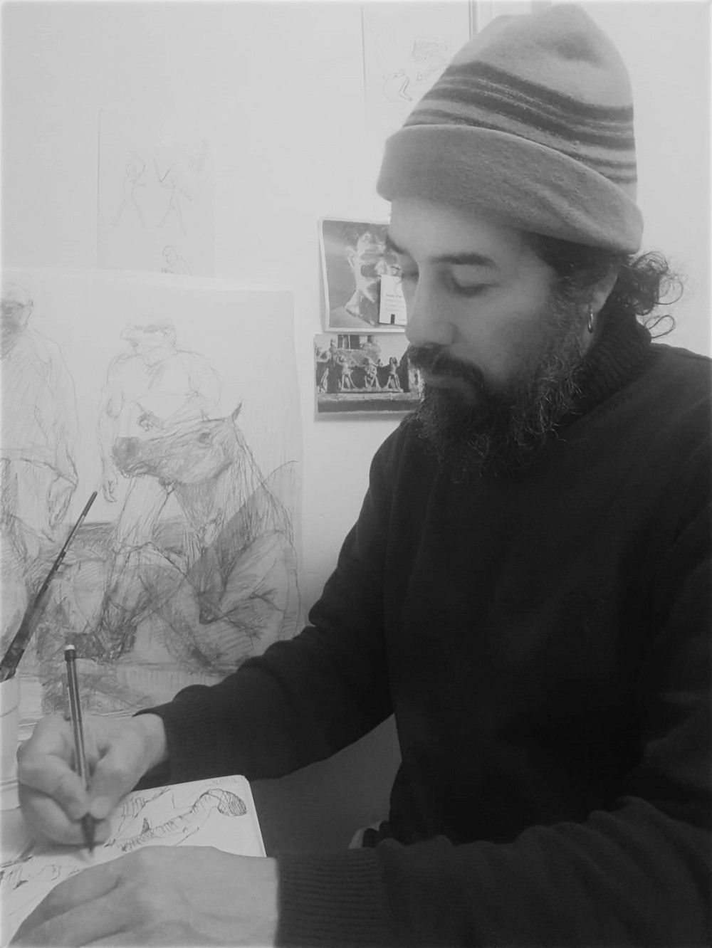Portrait noir et blanc d'Ernesto Aníbal Moyano tenant un oeuf